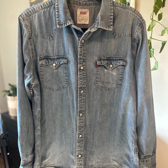Oversized / Distressed Levi's Jean Shirt - Picture 1 of 7